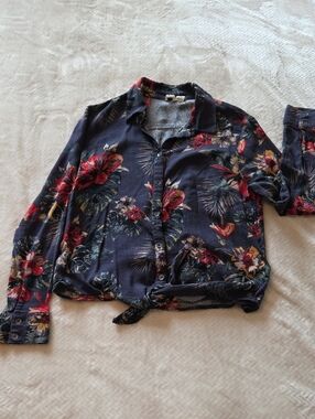 CUTE ROXY Button Down Tie Front Hem Floral Blouse Size Small